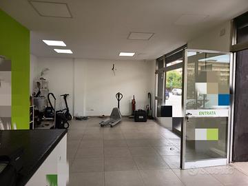 Locale commerciale con doppia vetrina