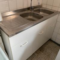 Lavello da cucina con mobile e rubinetto