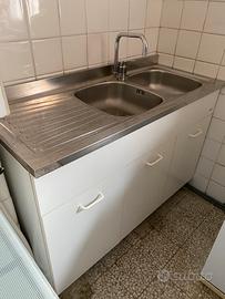 Lavello da cucina con mobile e rubinetto