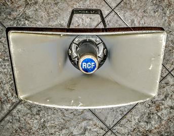 Autoparlante a tromba RCF con staffa 
