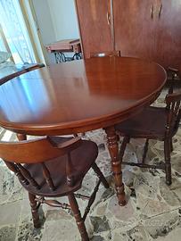 tavolo in legno allungabile con sedie