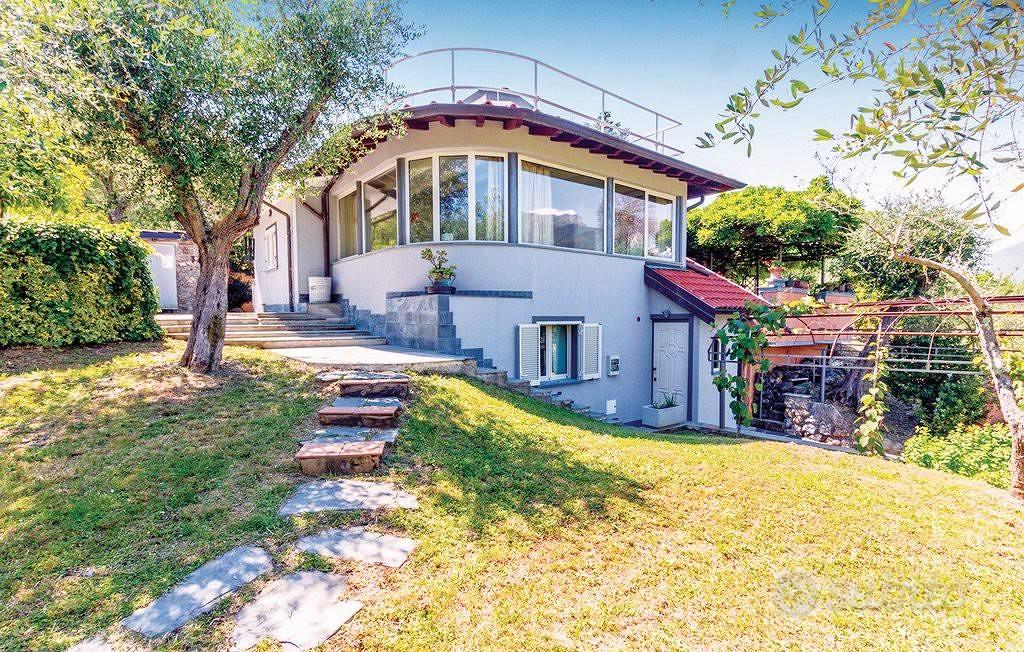 Rustico / Casale di 180 m² con più di 5 locali a C - Altro