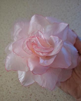 Rosa grande rosa spilla