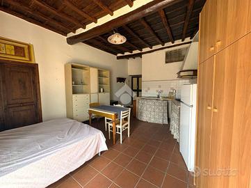 MONOLOCALE A MONTE COMPATRI