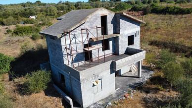 Villa da ultimare con 2.000 mq di terreno