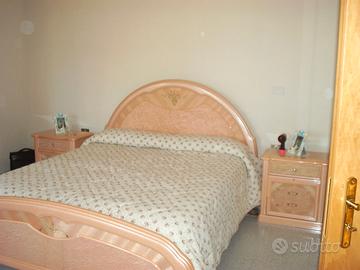 Camera da letto completa con rete e materasso