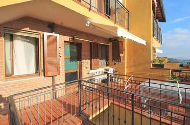 Foiano della Chiana (AR), appartamento con ingress