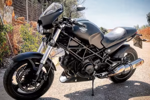 Ducati Monster 695 con scarichi Mivv.