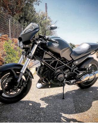 Ducati Monster 695 con scarichi Mivv.