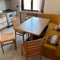 Tavolo con sedie e panca