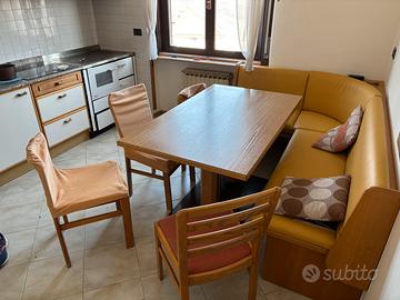 Tavolo con sedie e panca