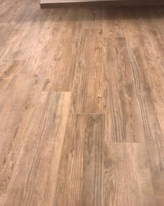 Pavimento e battiscopa effetto legno