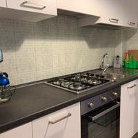 Cucina componibile con tavolo e 6 sedie