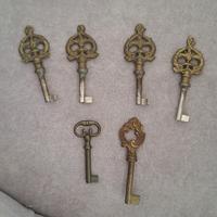 Chiavi antiche in ottone di cui 2 con ciuffo