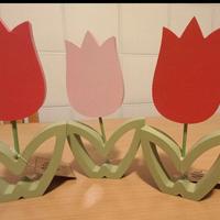 Soprammobili. Tulipani in legno da appoggio.