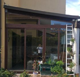 Veranda in alluminio finitura legno.