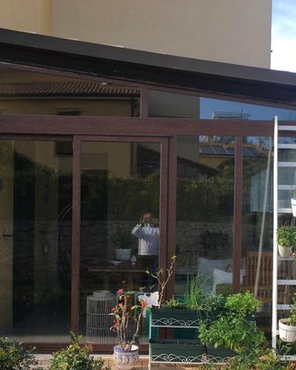 Veranda in alluminio finitura legno.