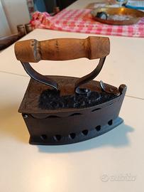 Ferro da stiro a carbone antico 
