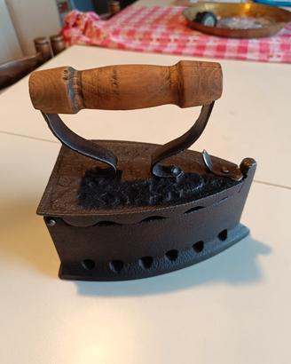 Ferro da stiro a carbone antico 