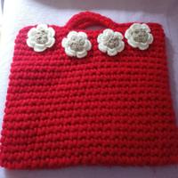 Borsa all'uncinetto con fiori, lavorata a mano