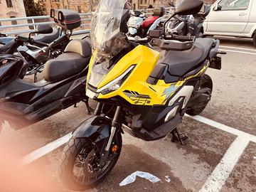 Honda X-Adv 750 gialla