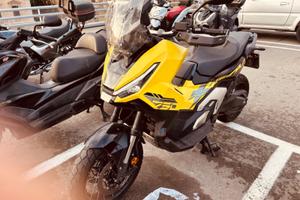 Honda X-Adv 750 gialla