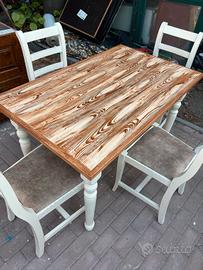Tavolo da pranzo in legno con 4 sedie abbinate