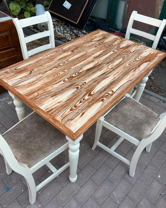 Tavolo da pranzo in legno con 4 sedie abbinate