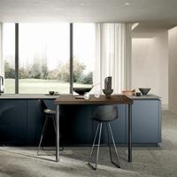 CUCINA CON ISOLA CENTRALE +PIANO SNACK CON COLONNE