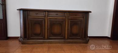 Credenza classica in legno con cassettoni