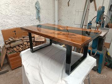 Tavolo in legno e resina 
