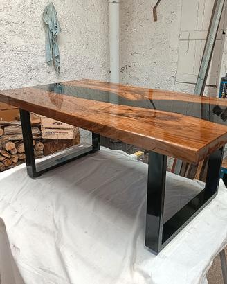 Tavolo in legno e resina 