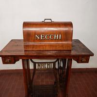 Macchina da cucire Necchi anni '40 con Mobile