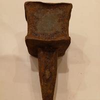 Antichissimo incudine in ferro battuto cm.8