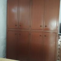 Camera da letto. Armadio e letto in legno massello