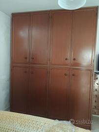 Camera da letto. Armadio e letto in legno massello