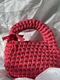 Borsa a mano rosa fatta a mano a uncinetto