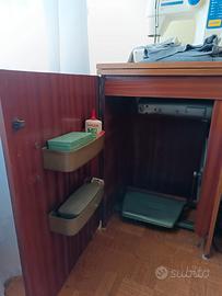 Vintage: Mobile per cucire con pedale per macchin.