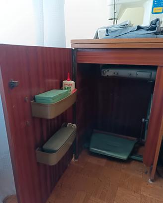 Vintage: Mobile per cucire con pedale per macchin.