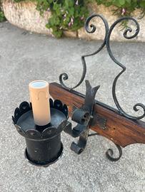 Lampadario candelabro ferro batturo e legno scuro