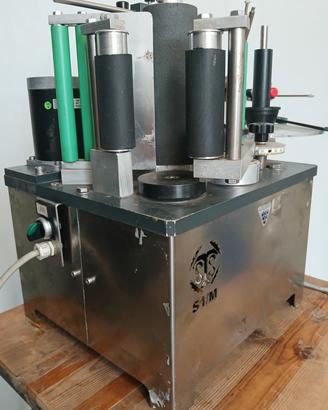 etichettatrice da banco semiautomatica bottiglie
