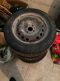 Cerchi auto con pneumatici