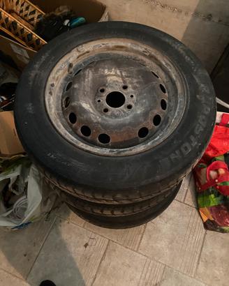 Cerchi auto con pneumatici