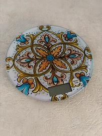 Bilancia d’arredo in maiolica