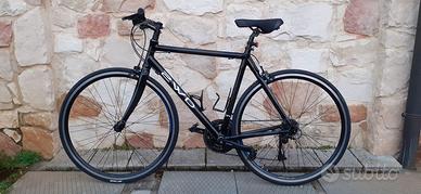 Bicicletta ibrida in carbonio.