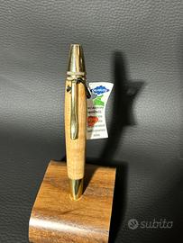 Penna artigianale in legno lavorata al tornio