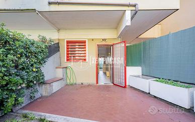 Bilocale con doppio giardino