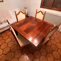 Set tavolo e sedie d’antiquariato.