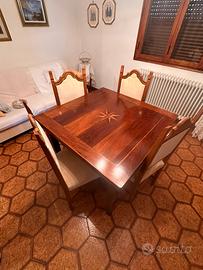 Set tavolo e sedie d’antiquariato.