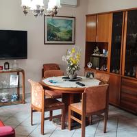 Mobile e tavolo in legno per soggiorno 